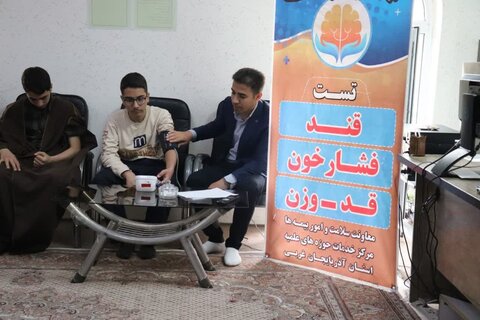 تصاویر/ انجام معاینات پزشکی  در مدرسه علمیه امام خامنه ای ارومیه