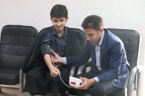 تصاویر/ انجام معاینات پزشکی  در مدرسه علمیه امام خامنه ای ارومیه