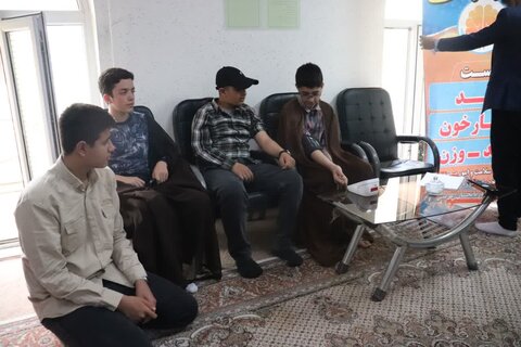 تصاویر/ انجام معاینات پزشکی  در مدرسه علمیه امام خامنه ای ارومیه