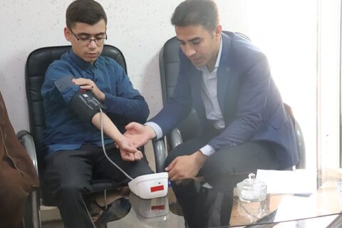 تصاویر/ انجام معاینات پزشکی  در مدرسه علمیه امام خامنه ای ارومیه