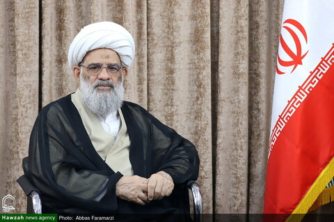 آية الله ملكوتي يزور وكالة أنباء الحوزة