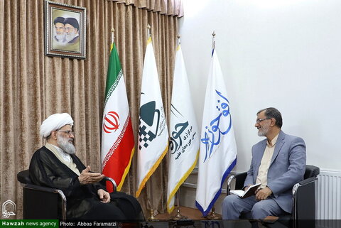 آية الله ملكوتي يزور وكالة أنباء الحوزة