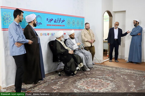 آية الله ملكوتي يزور وكالة أنباء الحوزة