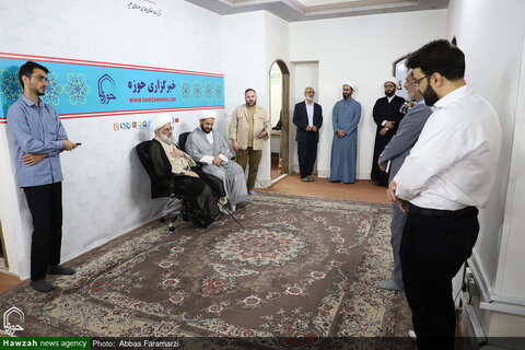 آية الله ملكوتي يزور وكالة أنباء الحوزة