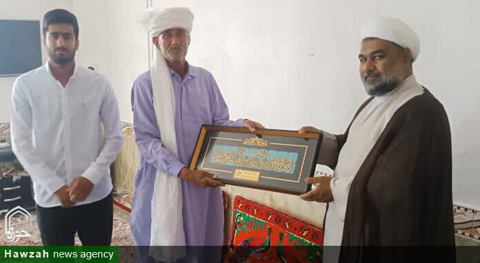 قدردانی مدیر مدرسه علمیه ثامن‌الائمه(ع) حاجی‌آباد از تلاش‌های طلبه موفق این مدرسه