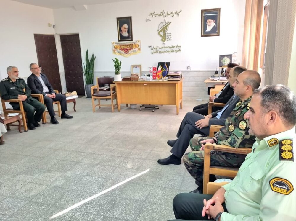 فرماندار ویژه کاشان و اعضای شورای تأمین شهرستان با فرمانده سپاه دیدار کردند+تصاویر