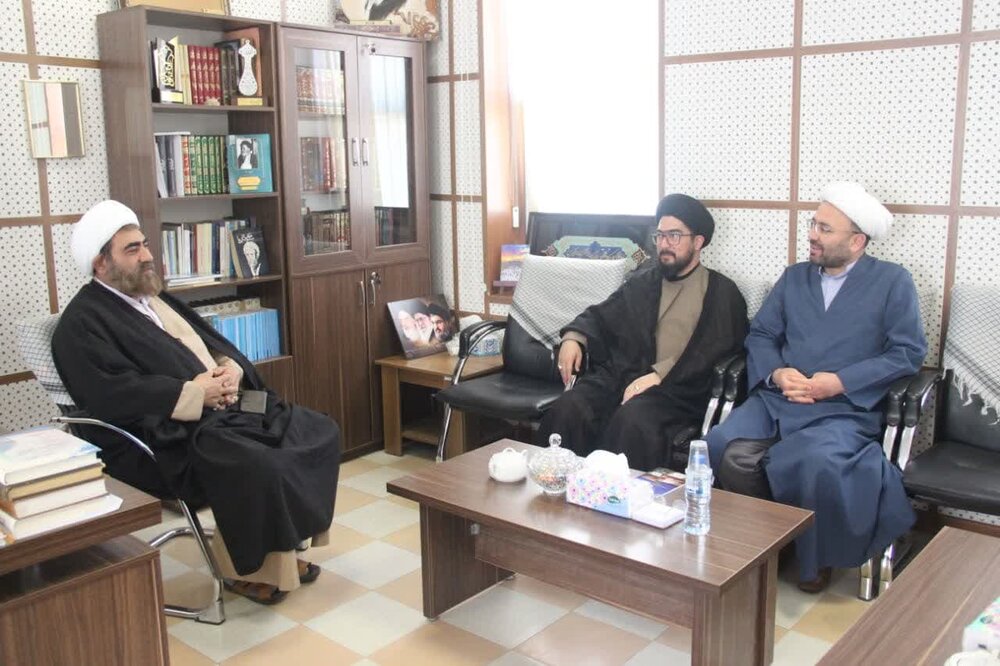 ائمه جماعات جوانان مستعد و علاقهمند به حوزه علمیه را شناسایی کنند