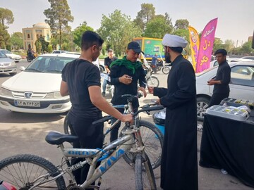 تصاویر/ برپایی ایستگاه صلواتی و توزیع پوستر در راستای پذیرش طلبه مدرسه علمیه آیت‌الله مصطفوی(ره) کاشان
