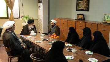 تصاویر/ بازدید حجت الاسلام والمسلمین حسینی همدانی از واحد پاسخگویی به مسائل شرعی بانوان در البرز