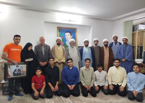 تصاویر/ دیدار اساتید و طلاب مدرسه علمیه امیرالمؤمنین(ع) آران و بیدگل با خانواده روحانی شهید کاسنی‌فروش(بشارتی)