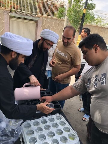 تصاویر/ برپایی ایستگاه صلواتی و توزیع پوستر در راستای پذیرش طلبه مدرسه علمیه آیت‌الله مصطفوی(ره) کاشان