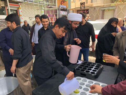 تصاویر/ برپایی ایستگاه صلواتی و توزیع پوستر در راستای پذیرش طلبه مدرسه علمیه آیت‌الله مصطفوی(ره) کاشان
