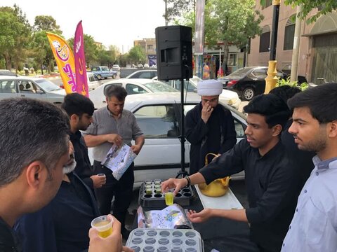 تصاویر/ برپایی ایستگاه صلواتی و توزیع پوستر در راستای پذیرش طلبه مدرسه علمیه آیت‌الله مصطفوی(ره) کاشان