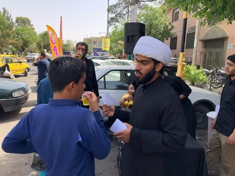تصاویر/ برپایی ایستگاه صلواتی و توزیع پوستر در راستای پذیرش طلبه مدرسه علمیه آیت‌الله مصطفوی(ره) کاشان