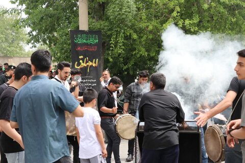 تصاویر حرکت دسته عزاداری از مدرسه علمیه امام صادق(ع) به سمت حرم مطهر امام زاده جعفر(ع)بروجرد