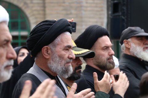 تصاویر حرکت دسته عزاداری از مدرسه علمیه امام صادق(ع) به سمت حرم مطهر امام زاده جعفر(ع)بروجرد