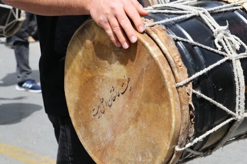 تصاویر حرکت دسته عزاداری از مدرسه علمیه امام صادق(ع) به سمت حرم مطهر امام زاده جعفر(ع)بروجرد