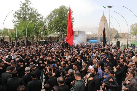 تصاویر حرکت دسته عزاداری از مدرسه علمیه امام صادق(ع) به سمت حرم مطهر امام زاده جعفر(ع)بروجرد
