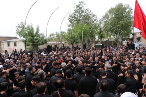 تصاویر حرکت دسته عزاداری از مدرسه علمیه امام صادق(ع) به سمت حرم مطهر امام زاده جعفر(ع)بروجرد