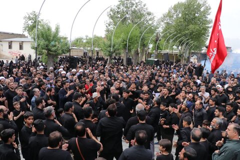 تصاویر حرکت دسته عزاداری از مدرسه علمیه امام صادق(ع) به سمت حرم مطهر امام زاده جعفر(ع)بروجرد