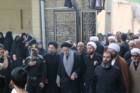 تصاویر حرکت دسته عزاداری از مدرسه علمیه امام صادق(ع) به سمت حرم مطهر امام زاده جعفر(ع)بروجرد