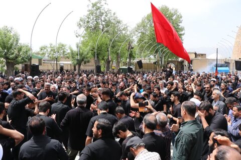 تصاویر حرکت دسته عزاداری از مدرسه علمیه امام صادق(ع) به سمت حرم مطهر امام زاده جعفر(ع)بروجرد