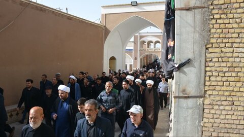 تصاویر/ کاروان عزاداری طلاب واساتید مدرسه علمیه امیرالمومنین آران وبیدگل درسالروز شهادت امام صادق(ع)