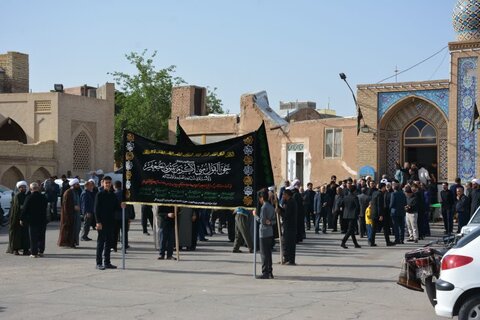 تصاویر/ کاروان عزاداری طلاب واساتید مدرسه علمیه امیرالمومنین آران وبیدگل درسالروز شهادت امام صادق(ع)