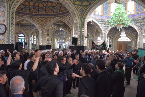 تصاویر/ کاروان عزاداری طلاب واساتید مدرسه علمیه امیرالمومنین آران وبیدگل درسالروز شهادت امام صادق(ع)