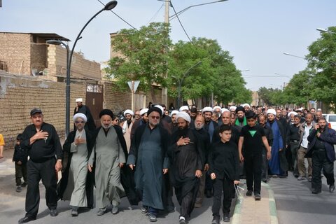 تصاویر/ کاروان عزاداری طلاب واساتید مدرسه علمیه امیرالمومنین آران وبیدگل درسالروز شهادت امام صادق(ع)