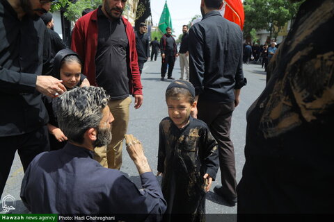 إقامة موكب عزاء في ذكرى استشهاد الإمام جعفر الصادق (ع) بحضور آية الله العظمى وحيد الخراساني