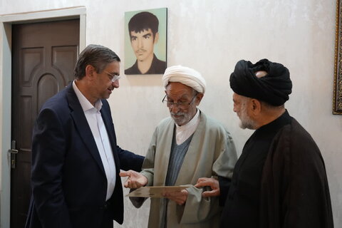 تصاویر دیدار استاندار لرستان با تعدادی از خانواده معزز شهدا، ایثارگران و جانبازان سرافراز استان
