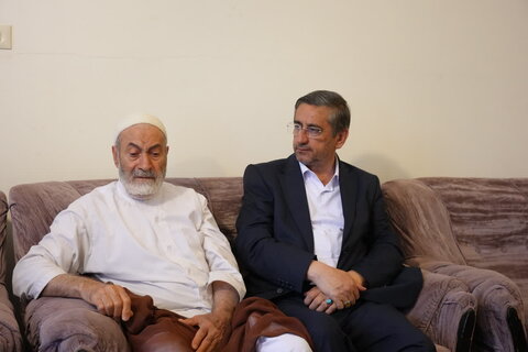 تصاویر دیدار استاندار لرستان با تعدادی از خانواده معزز شهدا، ایثارگران و جانبازان سرافراز استان