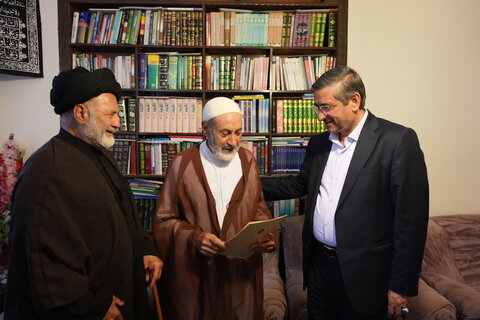 تصاویر دیدار استاندار لرستان با تعدادی از خانواده معزز شهدا، ایثارگران و جانبازان سرافراز استان