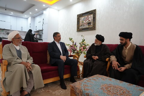 تصاویر دیدار استاندار لرستان با تعدادی از خانواده معزز شهدا، ایثارگران و جانبازان سرافراز استان