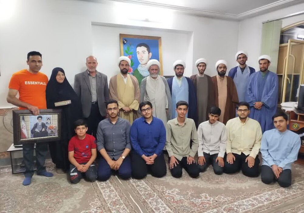 تصاویر/ دیدار اساتید و طلاب مدرسه علمیه امیرالمؤمنین(ع) آران و بیدگل با خانواده روحانی شهید کاسنی‌فروش(بشارتی)