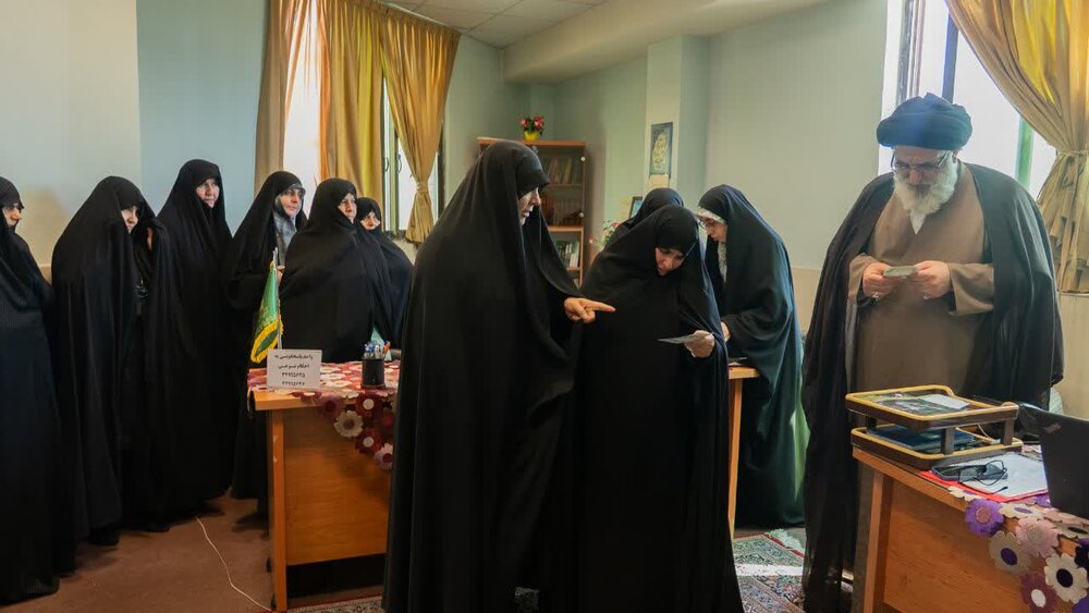 بازدید آیت‌الله حسینی همدانی از واحد پاسخگویی به مسائل شرعی بانوان در البرز