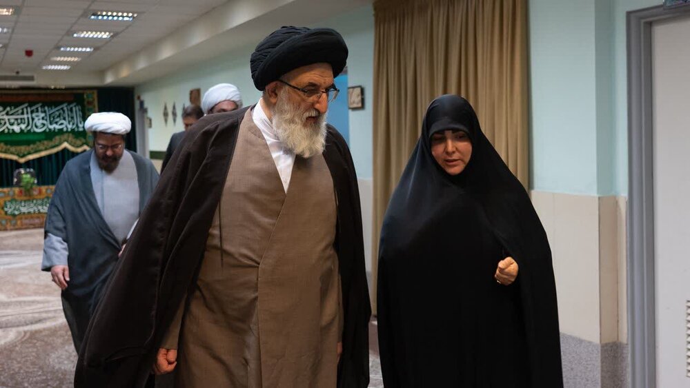 بازدید آیت‌الله حسینی همدانی از واحد پاسخگویی به مسائل شرعی بانوان در البرز