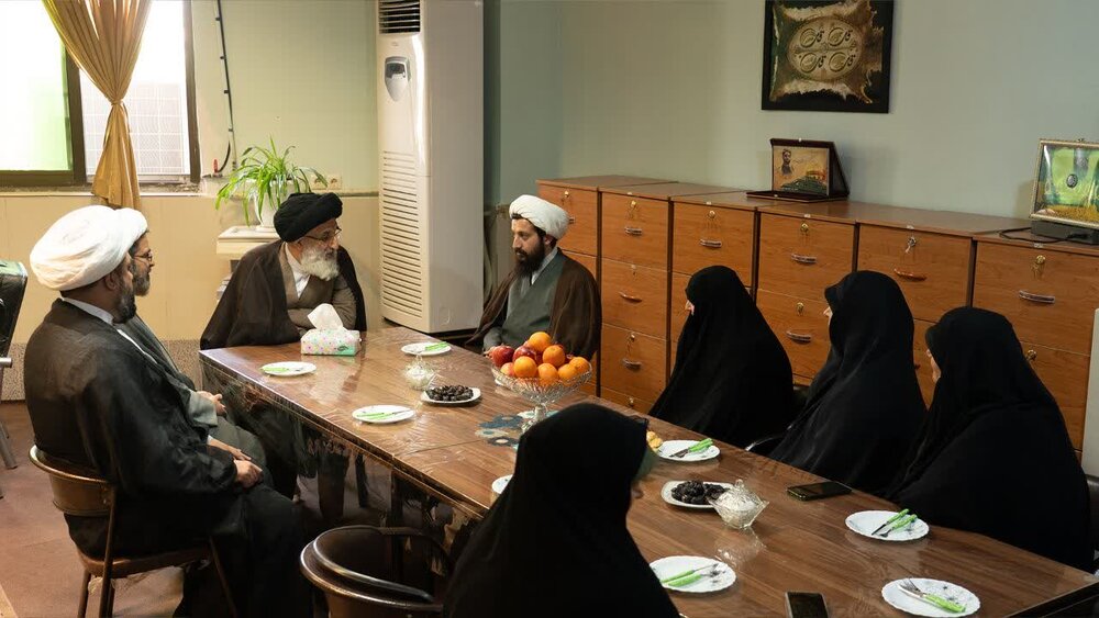 تصاویر/ بازدید حجت الاسلام والمسلمین حسینی همدانی از واحد پاسخگویی به مسائل شرعی بانوان در البرز