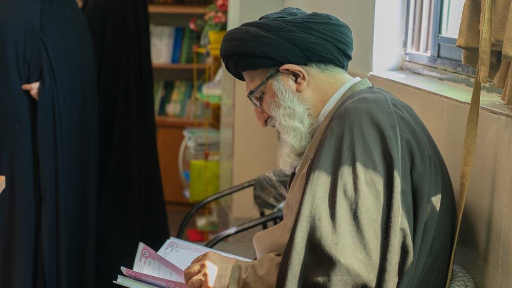 بازدید آیت‌الله حسینی همدانی از واحد پاسخگویی به مسائل شرعی بانوان در البرز