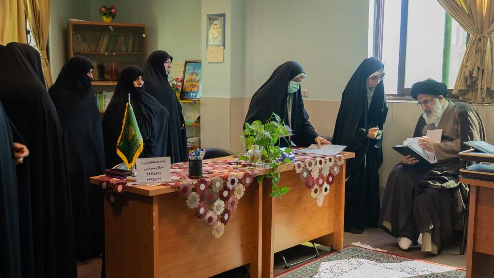 بازدید آیت‌الله حسینی همدانی از واحد پاسخگویی به مسائل شرعی بانوان در البرز