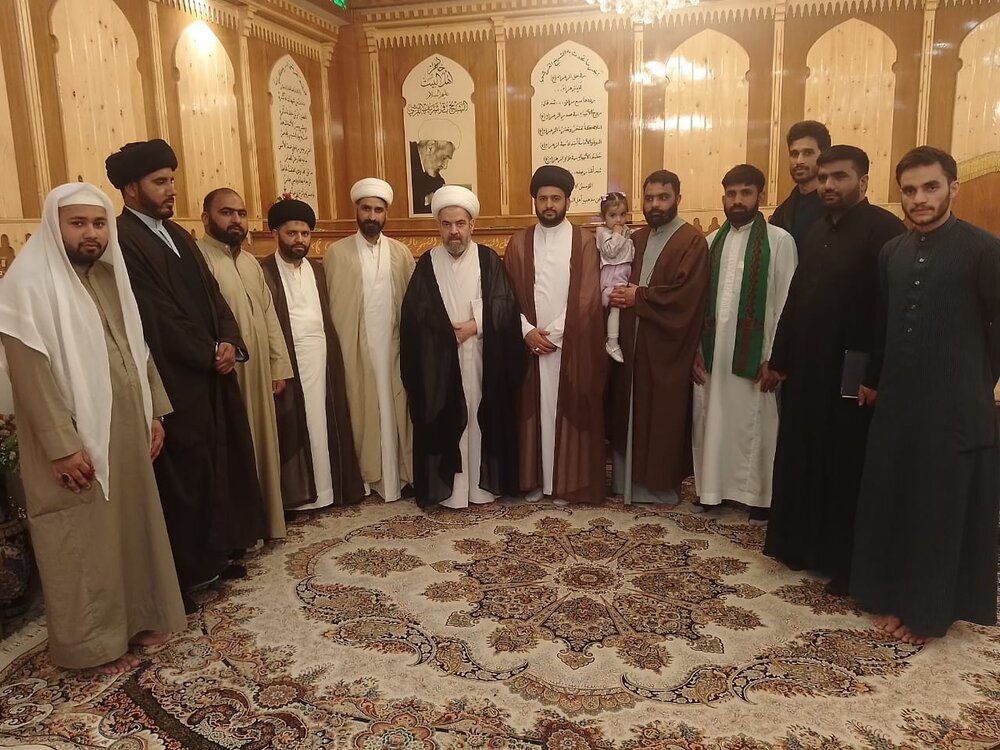 طلاب کشمیر مقیم نجف کی بزرگ عالم دین علامہ مہدی القرشی سے ملاقات