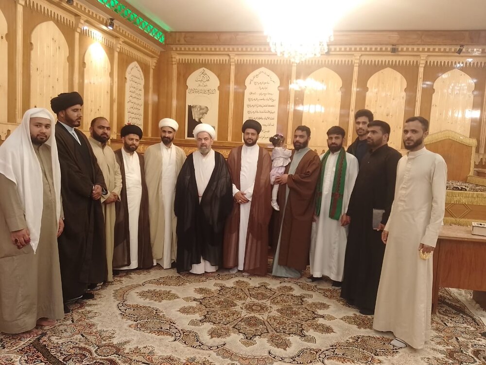 طلاب کشمیر مقیم نجف کی بزرگ عالم دین علامہ مہدی القرشی سے ملاقات