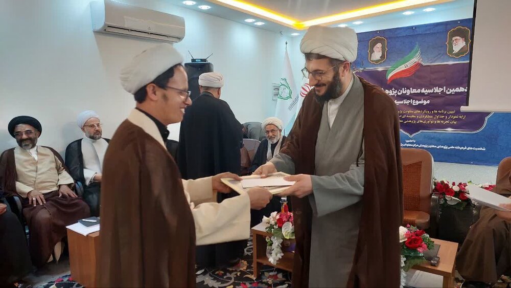 تصاویرتقدیر از معاونین پژوهش مراکز استانی در مشهد