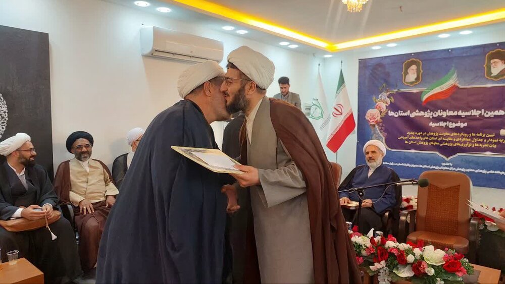 تصاویرتقدیر از معاونین پژوهش مراکز استانی در مشهد