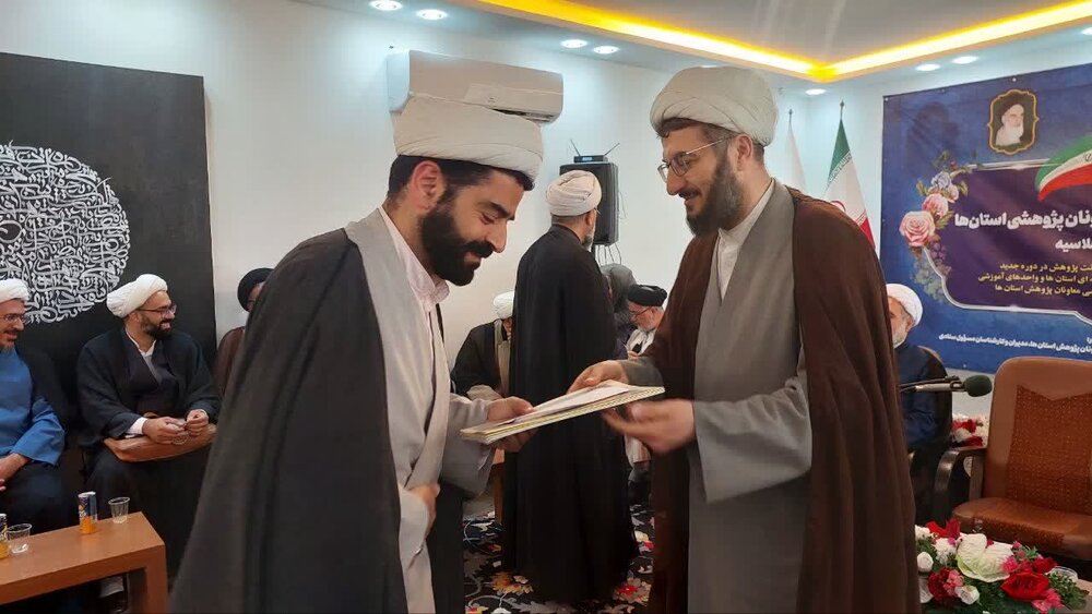 تصاویرتقدیر از معاونین پژوهش مراکز استانی در مشهد