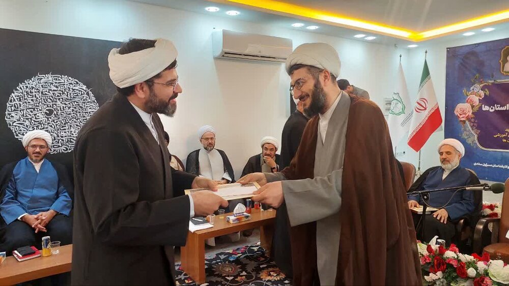 تصاویرتقدیر از معاونین پژوهش مراکز استانی در مشهد