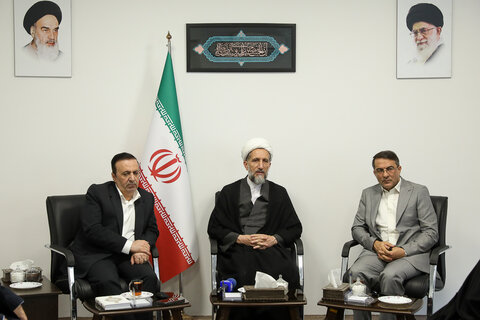 تصاویر / دیدار  معاون رئیس‌جمهور و رئیس سازمان اداری و استخدامی کشور با امام جمعه قزوین