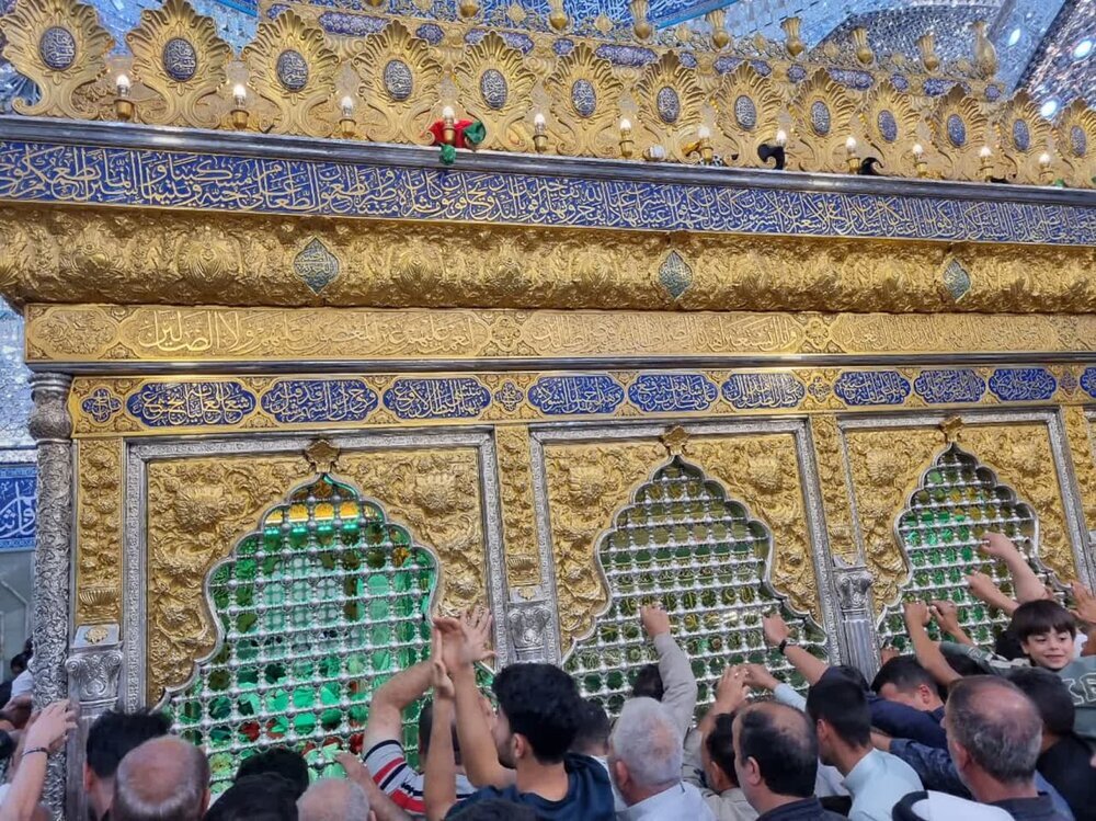 "El ambiente en el santuario de Hazrat Abbas (P) durante la conmemoración del martirio del Imam Sadiq (P)"
