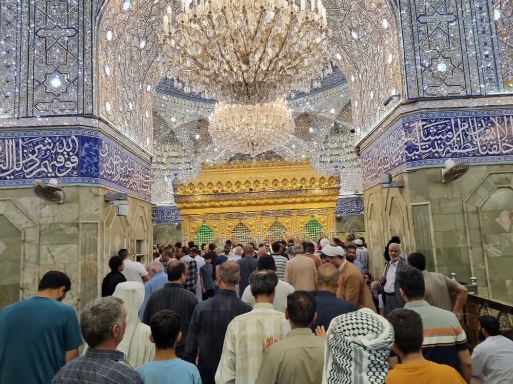 "El ambiente en el santuario de Hazrat Abbas (P) durante la conmemoración del martirio del Imam Sadiq (P)"